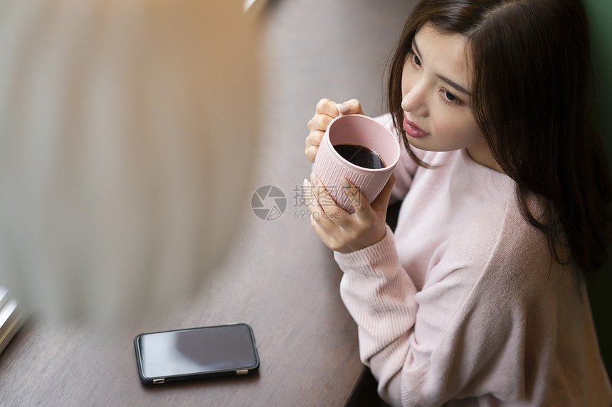 女孩喝咖啡提神图片