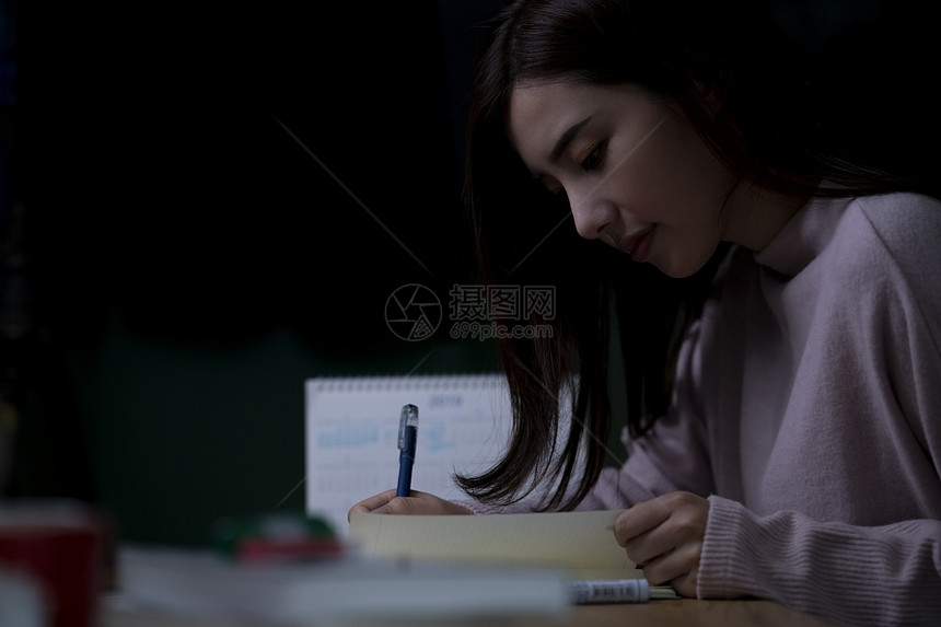 熬夜的女学生复习考试图片