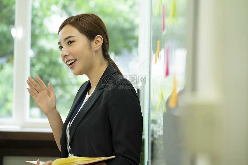 商务会议演讲的职业女性图片