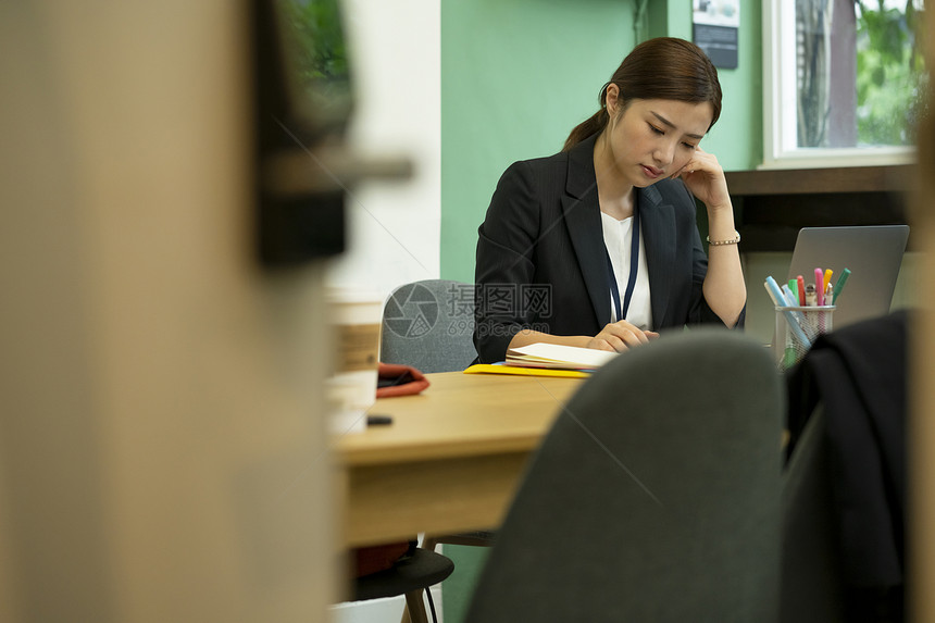 烦恼的商务女性图片