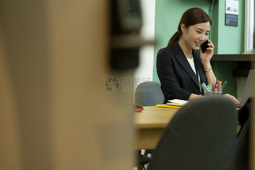 商务女性办公室接听电话图片