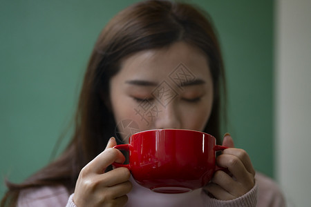 办公室喝粥的女人图片