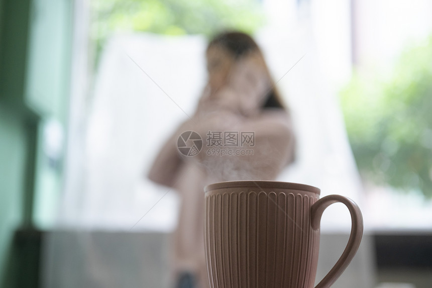 客厅年轻咖啡杯女生活方式茶时间图片