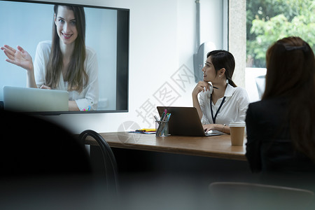 个人计算机商务女便携电脑商务在线会议图片
