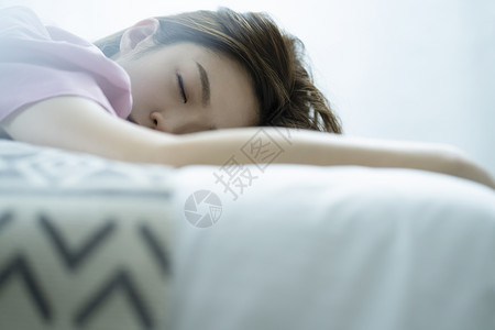睡着的女人趴在床上图片