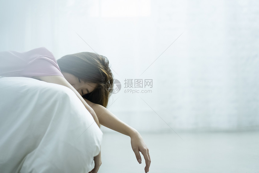 早晨睡着的女人趴在床上图片