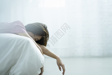早晨睡着的女人趴在床上图片