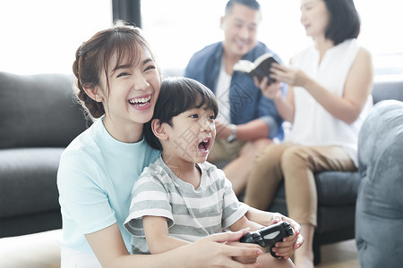 欣赏纽带小学生家庭生活方式父母和孩子玩游戏图片