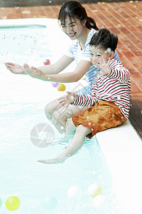 乐趣欢闹晴朗家庭父母和孩子在游泳池玩耍图片