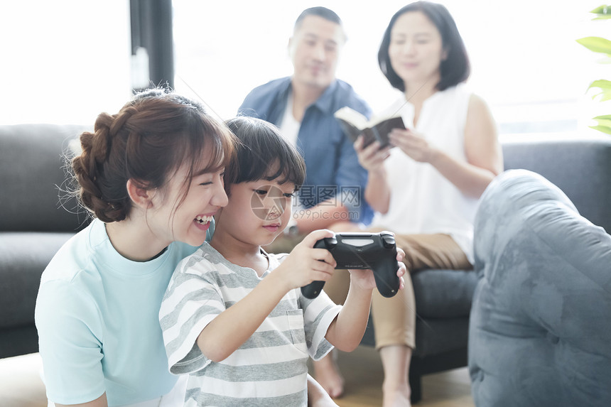 乐在其中母子男人们家庭生活方式父母和孩子玩游戏图片