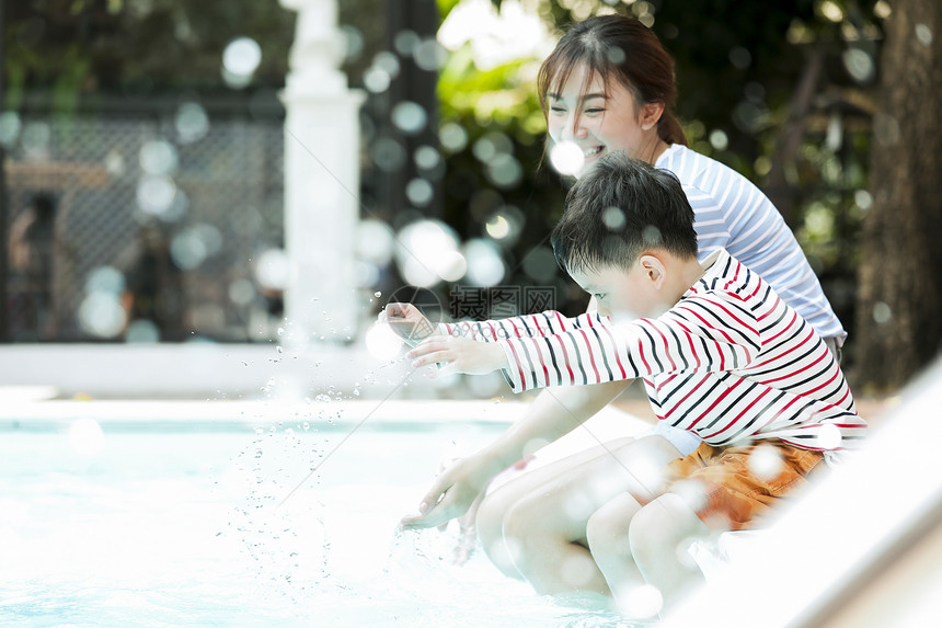 小学生两个人女孩家庭父母和孩子在游泳池玩耍图片
