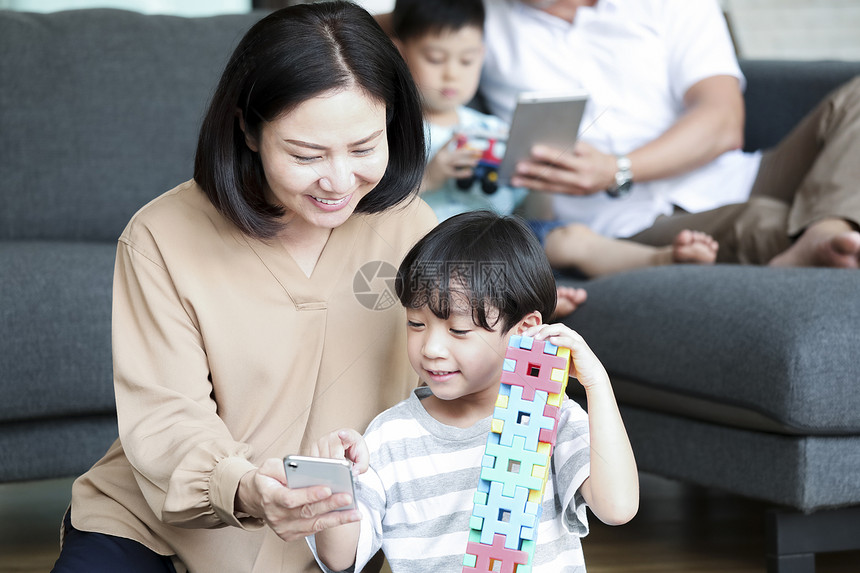 起居室纽带住宅的家庭生活方式四口之家图片