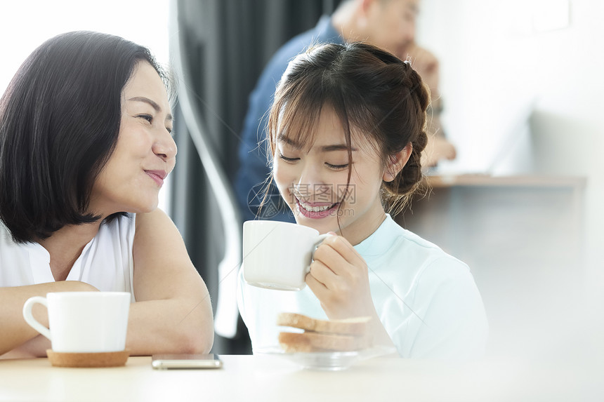 一起喝下午茶的母女图片