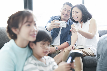 电子游戏背景父母用手机拍照背景