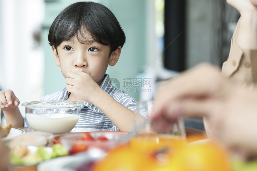 吃早餐的男孩图片