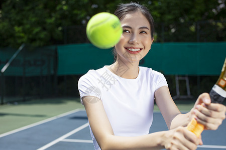 年轻女子户外打网球图片