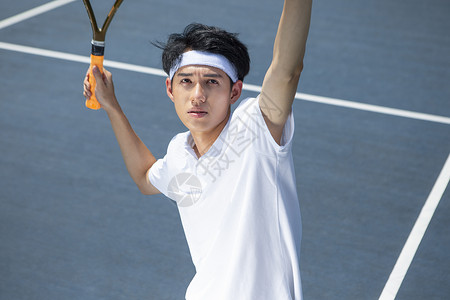 球场上打网球的男性图片