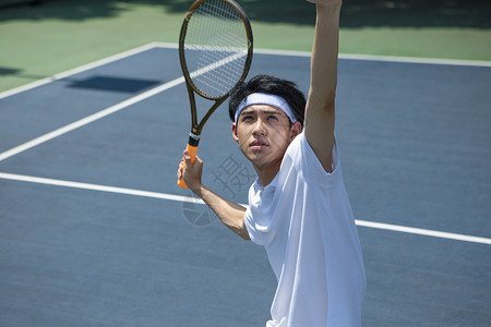 运动男性打网球特写图片