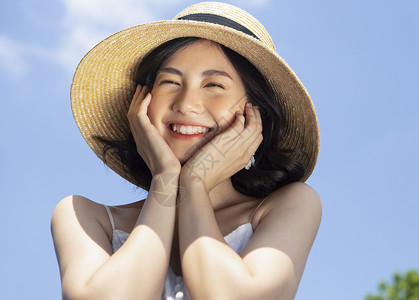 户外旅游度假美女戴草帽图片