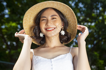 户外旅游度假美女戴草帽图片