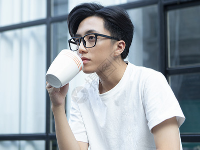 喝咖啡的青年男子高清图片
