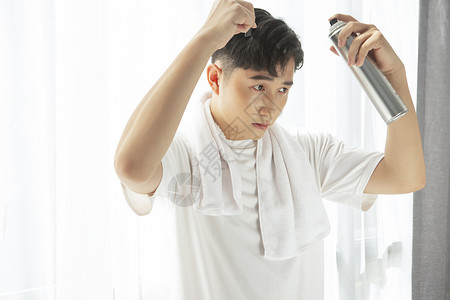 青年男性使用发胶喷雾做发型图片