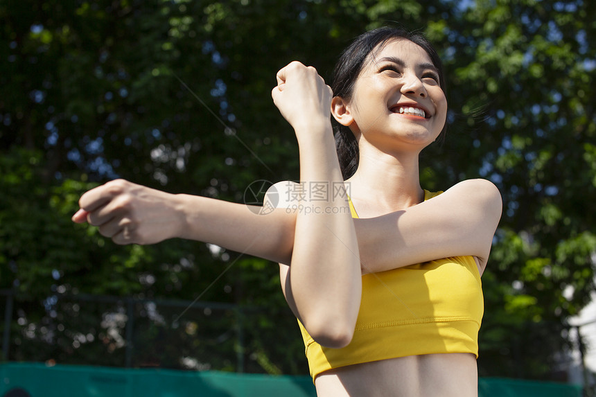 户外运动拉伸的青年女子图片