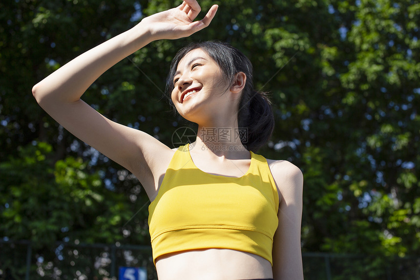 户外穿着运动服的青年女子图片