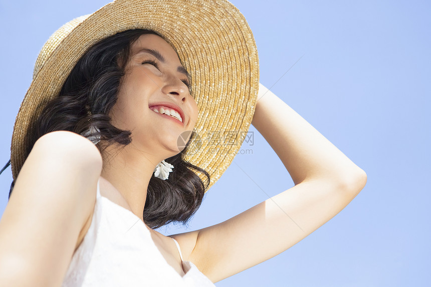 夏日出游戴着草帽的青年女子图片