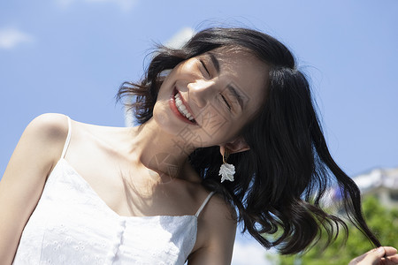 夏日旅游开心的青年女子图片