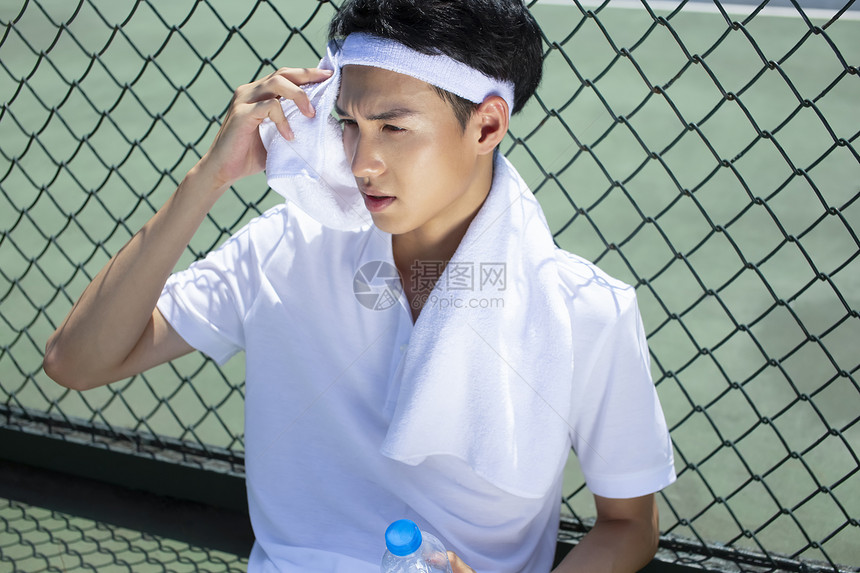 打网球的男性青年图片
