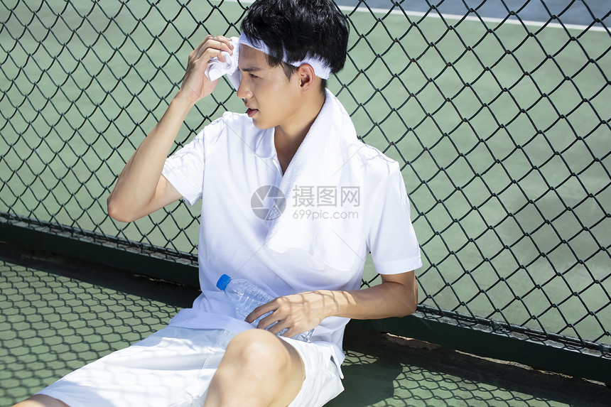 打网球的男性青年图片
