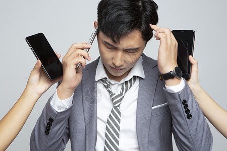 韩国男装素材身着西装忙着打电话的商务男性背景