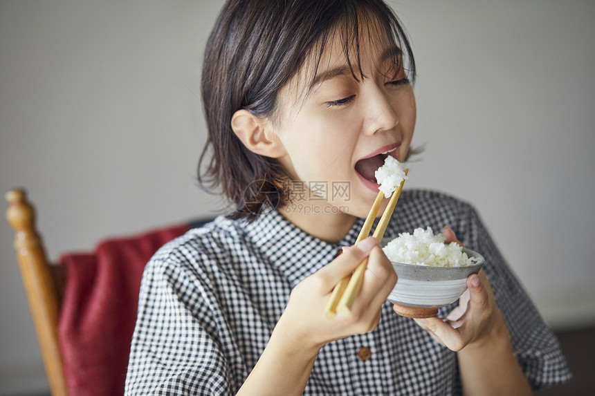 中午丰盛用餐的女人图片