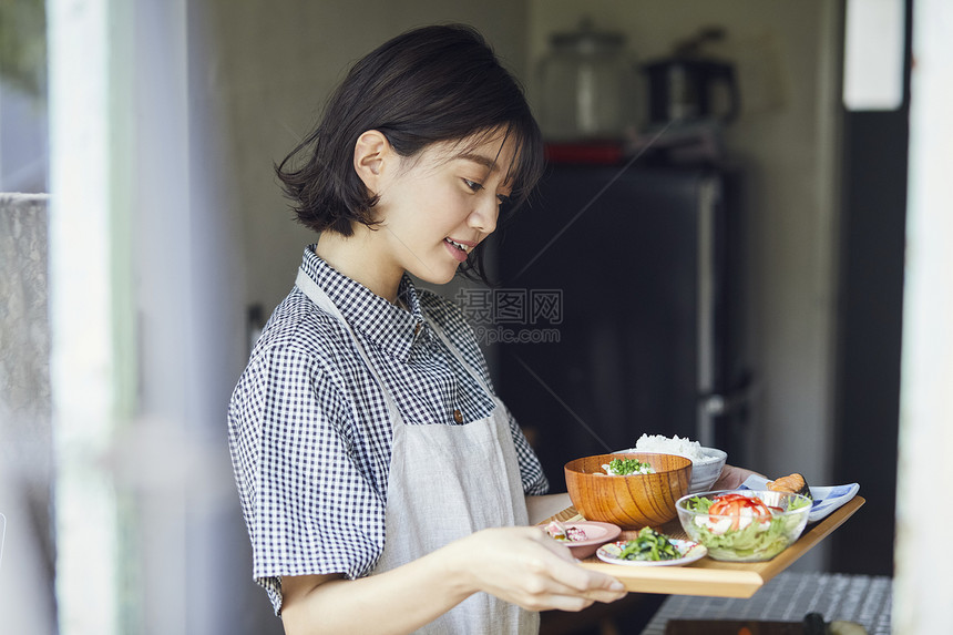 中午丰盛用餐的女人图片