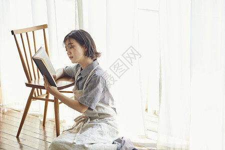 靠窗看书的女人图片
