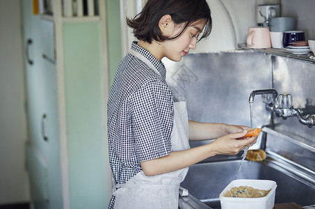 正在做便当的女人图片