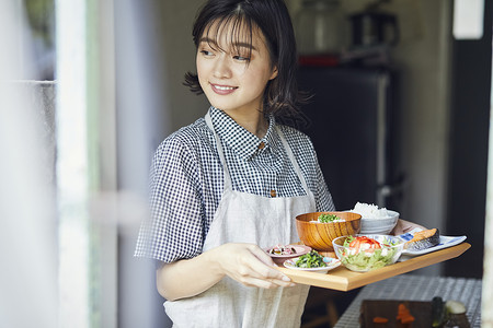 中午丰盛用餐的女人图片