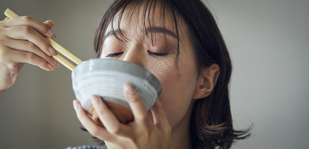 在吃饭的女人图片