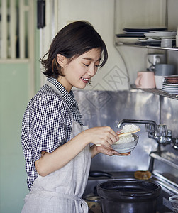 正在盛饭的女人背景