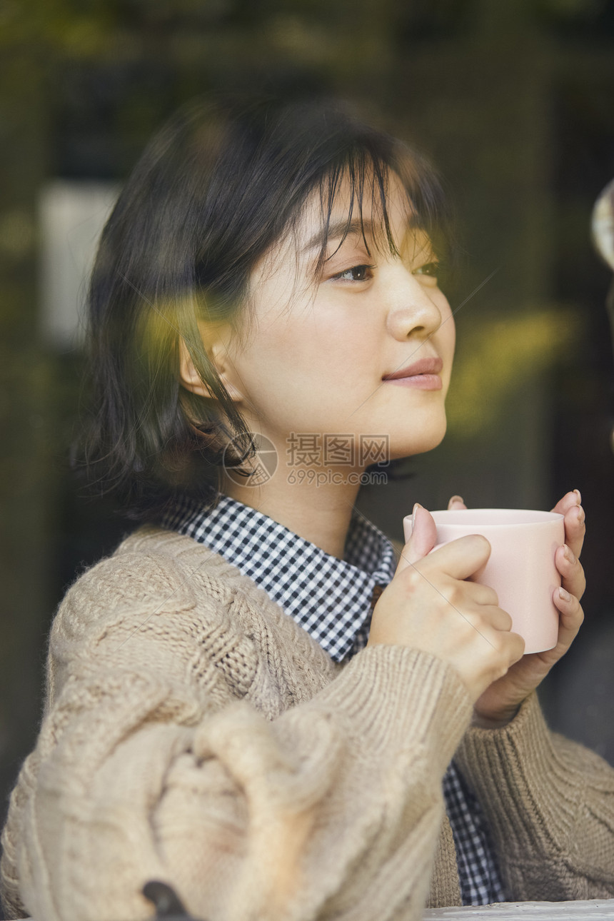 日本人外面一人女生活方式茶时间图片