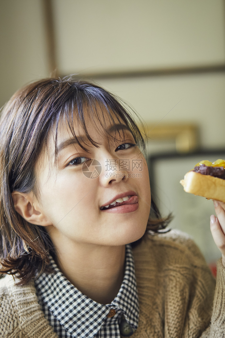 居家女性享受美食图片