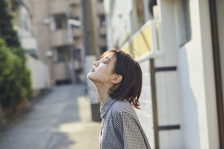 户外日系少女写真图片