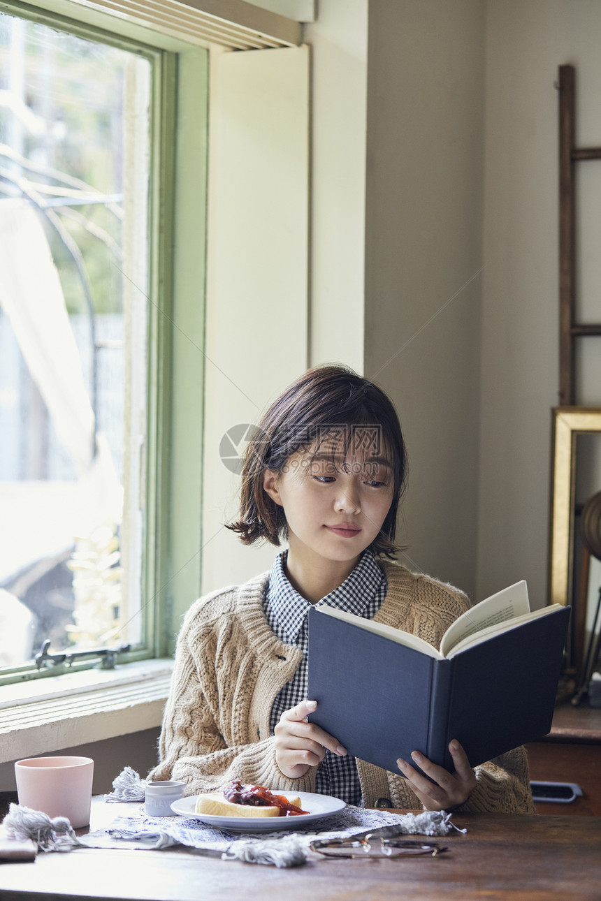 酒水饮料窗口放松女生活方式图片