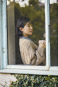 从窗口看过去喝酒流行女生活方式茶时间图片