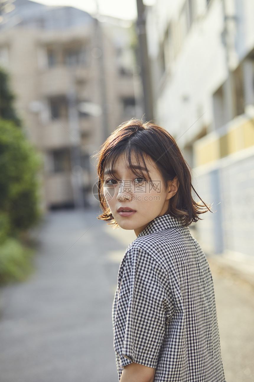 日本人步行模型女生活方式郊游图片