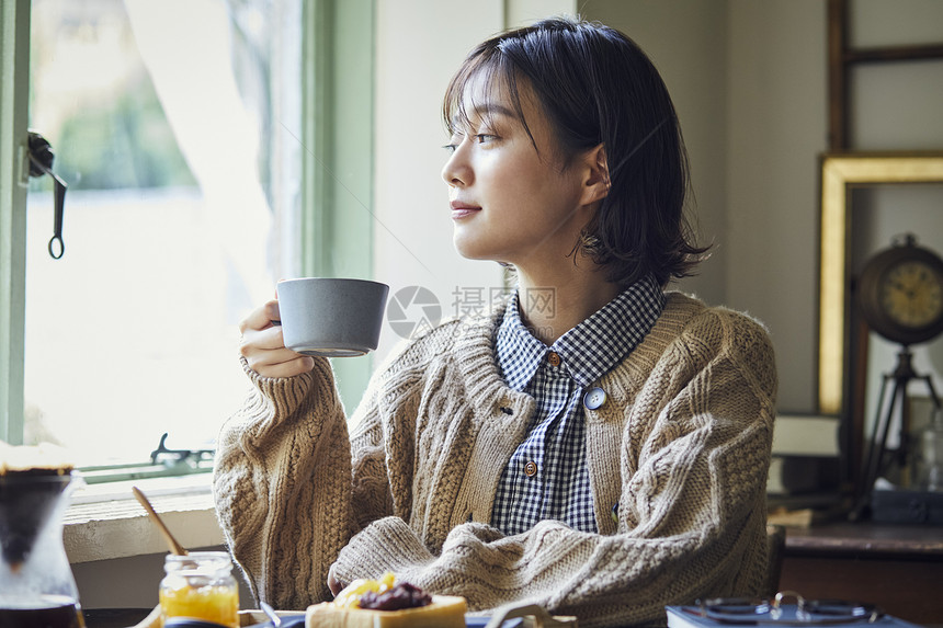 喝咖啡的年轻女子图片