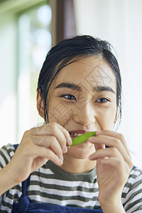 择菜的青年女子背景