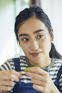 择菜的青年女子背景