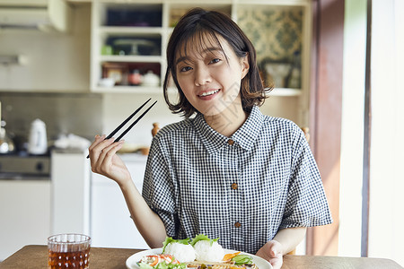 女人特惠独自吃丰盛的午餐背景